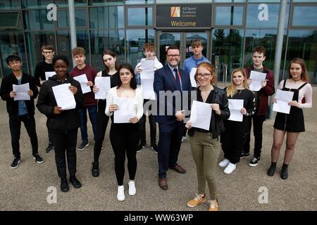 Dermot McNiffe, principal, avec certains de ses élèves au succès résultats GCSE journée à tous les Saints Academy, Cheltenham. 22/08/2019 Photo par Andrew Higg Banque D'Images