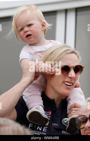 Zara Tindall, 38, ayant un temps d'amusement avec fille Lena, 1. Banque D'Images