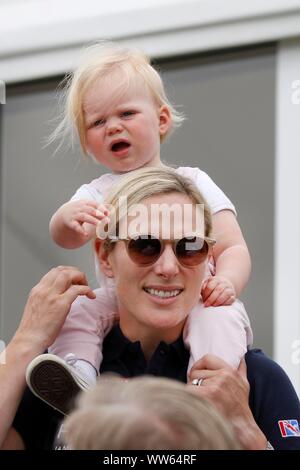 Zara Tindall, 38, ayant un temps d'amusement avec fille Lena, 1. Banque D'Images