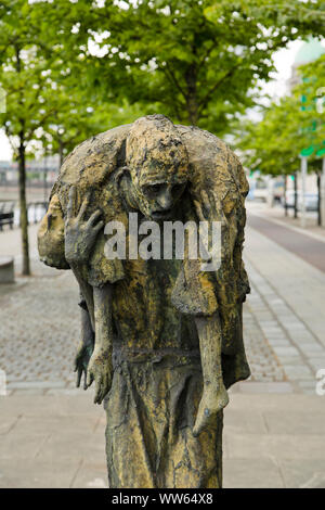 L'une des statues Famine Memorial à North Dock, Dublin, Irlande Banque D'Images