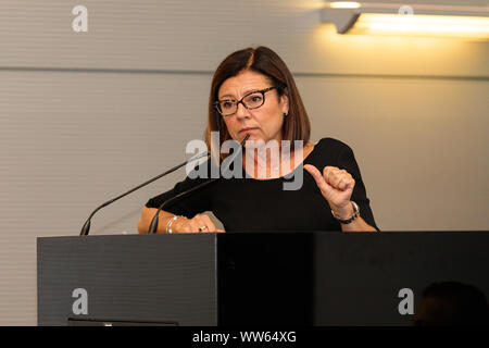 Bologne, Italie. 13 Septembre, 2019. Paola De Micheli, ministre des Transports et de l'Infrastructure, prend part à une réunion sur une profession en Émilie-romagne le 13 septembre 2019 à Bologne, en Italie. Credit : Massimiliano Donati/Alamy Live News Banque D'Images