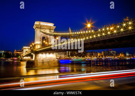 Pont à chaînes Széchenyi sur Danube la nuit, Budapest, Hongrie Banque D'Images