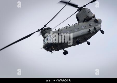 Un Chinook de Boeing A4/6HC de RAF Odiham donne une démonstration de vol d'un. La pluie, la base des nuages bas et des vents forts mais s'arrête tous les avions en vol le vendredi, th Banque D'Images