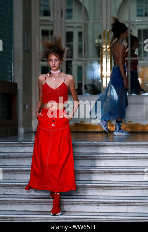 Londres, Royaume-Uni. 13 Sep, 2019. Un modèle présente la création de Jamie Wei Huang lors de la London Fashion Week à Londres, Royaume-Uni, le 13 septembre 2019. Credit : Han Yan/Xinhua/Alamy Live News Banque D'Images
