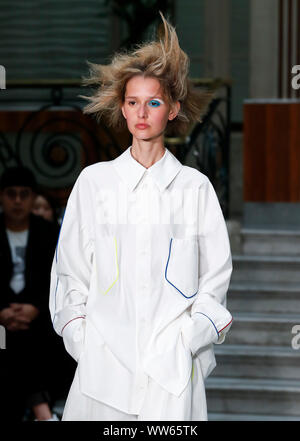 Londres, Royaume-Uni. 13 Sep, 2019. Un modèle présente la création de Jamie Wei Huang lors de la London Fashion Week à Londres, Royaume-Uni, le 13 septembre 2019. Credit : Han Yan/Xinhua/Alamy Live News Banque D'Images