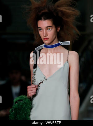Londres, Royaume-Uni. 13 Sep, 2019. Un modèle présente la création de Jamie Wei Huang lors de la London Fashion Week à Londres, Royaume-Uni, le 13 septembre 2019. Credit : Han Yan/Xinhua/Alamy Live News Banque D'Images