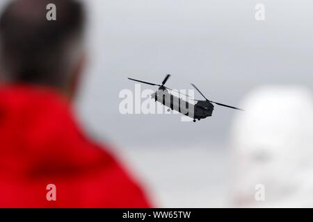 Regarder un Boeing Chinook HC4/6A à partir de RAF Odiham donne une démonstration de vol. La pluie, la base des nuages bas et des vents forts mais s'arrête tous les avions en vol sur F Banque D'Images