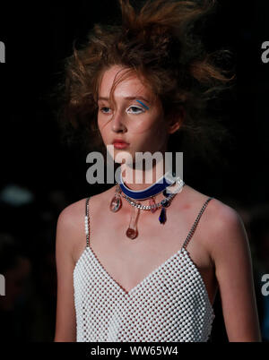 Londres, Royaume-Uni. 13 Sep, 2019. Un modèle présente la création de Jamie Wei Huang lors de la London Fashion Week à Londres, Royaume-Uni, le 13 septembre 2019. Credit : Han Yan/Xinhua/Alamy Live News Banque D'Images