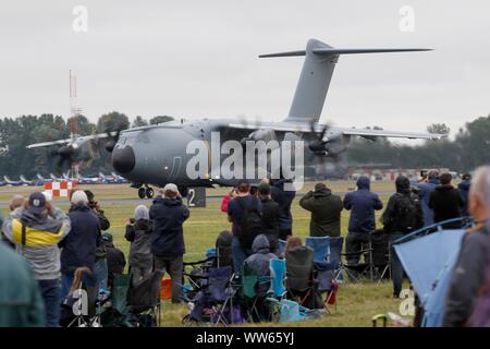L'Airbus A400M donne une démonstration de vol à basse altitude. La pluie, la base des nuages bas et des vents forts mais s'arrête tous les avions en vol le Vendredi, le premier jour de mai Banque D'Images