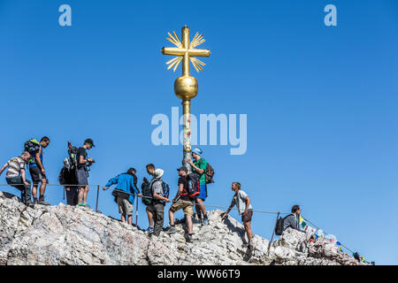 Les touristes sur Zugspitze, sommet cross, 2962 m, plage du Wetterstein, Haute-Bavière, Bavaria, Germany, Europe Banque D'Images