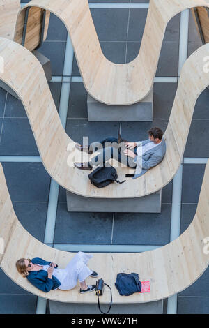 Broadgate, Londres, Royaume-Uni. 13Th Sep 2019. Veuillez vous asseoir par Paul Cocksedge. dans l'Avenue Finsbury Square. Construit à partir de planches d'échafaudage recyclé, réutilisé en utilisant la technologie innovatrice d'Essex-basée flooring company White & White, l'ensemble de la structure peut être brisé et transformé en quelque chose de complètement différent après le festival, donc rien ne sera perdu - London Design Festival revient dans la capitale pour sa 17e année. Crédit : Guy Bell/Alamy Live News Banque D'Images