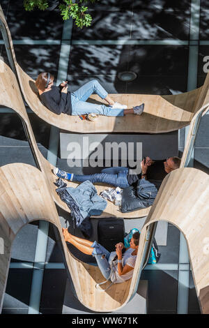 Broadgate, Londres, Royaume-Uni. 13Th Sep 2019. Veuillez vous asseoir par Paul Cocksedge. dans l'Avenue Finsbury Square. Construit à partir de planches d'échafaudage recyclé, réutilisé en utilisant la technologie innovatrice d'Essex-basée flooring company White & White, l'ensemble de la structure peut être brisé et transformé en quelque chose de complètement différent après le festival, donc rien ne sera perdu - London Design Festival revient dans la capitale pour sa 17e année. Crédit : Guy Bell/Alamy Live News Banque D'Images