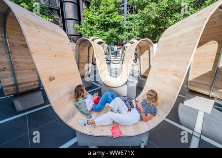 Broadgate, Londres, Royaume-Uni. 13Th Sep 2019. Veuillez vous asseoir par Paul Cocksedge. dans l'Avenue Finsbury Square. Construit à partir de planches d'échafaudage recyclé, réutilisé en utilisant la technologie innovatrice d'Essex-basée flooring company White & White, l'ensemble de la structure peut être brisé et transformé en quelque chose de complètement différent après le festival, donc rien ne sera perdu - London Design Festival revient dans la capitale pour sa 17e année. Crédit : Guy Bell/Alamy Live News Banque D'Images