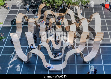 Broadgate, Londres, Royaume-Uni. 13Th Sep 2019. Veuillez vous asseoir par Paul Cocksedge. dans l'Avenue Finsbury Square. Construit à partir de planches d'échafaudage recyclé, réutilisé en utilisant la technologie innovatrice d'Essex-basée flooring company White & White, l'ensemble de la structure peut être brisé et transformé en quelque chose de complètement différent après le festival, donc rien ne sera perdu - London Design Festival revient dans la capitale pour sa 17e année. Crédit : Guy Bell/Alamy Live News Banque D'Images