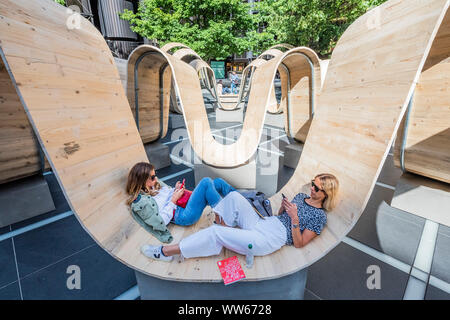 Broadgate, Londres, Royaume-Uni. 13Th Sep 2019. Veuillez vous asseoir par Paul Cocksedge. dans l'Avenue Finsbury Square. Construit à partir de planches d'échafaudage recyclé, réutilisé en utilisant la technologie innovatrice d'Essex-basée flooring company White & White, l'ensemble de la structure peut être brisé et transformé en quelque chose de complètement différent après le festival, donc rien ne sera perdu - London Design Festival revient dans la capitale pour sa 17e année. Crédit : Guy Bell/Alamy Live News Banque D'Images