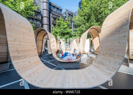 Broadgate, Londres, Royaume-Uni. 13Th Sep 2019. Veuillez vous asseoir par Paul Cocksedge. dans l'Avenue Finsbury Square. Construit à partir de planches d'échafaudage recyclé, réutilisé en utilisant la technologie innovatrice d'Essex-basée flooring company White & White, l'ensemble de la structure peut être brisé et transformé en quelque chose de complètement différent après le festival, donc rien ne sera perdu - London Design Festival revient dans la capitale pour sa 17e année. Crédit : Guy Bell/Alamy Live News Banque D'Images