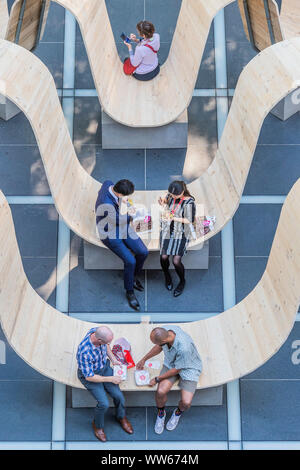 Broadgate, Londres, Royaume-Uni. 13Th Sep 2019. Veuillez vous asseoir par Paul Cocksedge. dans l'Avenue Finsbury Square. Construit à partir de planches d'échafaudage recyclé, réutilisé en utilisant la technologie innovatrice d'Essex-basée flooring company White & White, l'ensemble de la structure peut être brisé et transformé en quelque chose de complètement différent après le festival, donc rien ne sera perdu - London Design Festival revient dans la capitale pour sa 17e année. Crédit : Guy Bell/Alamy Live News Banque D'Images