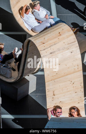 Broadgate, Londres, Royaume-Uni. 13Th Sep 2019. Veuillez vous asseoir par Paul Cocksedge. dans l'Avenue Finsbury Square. Construit à partir de planches d'échafaudage recyclé, réutilisé en utilisant la technologie innovatrice d'Essex-basée flooring company White & White, l'ensemble de la structure peut être brisé et transformé en quelque chose de complètement différent après le festival, donc rien ne sera perdu - London Design Festival revient dans la capitale pour sa 17e année. Crédit : Guy Bell/Alamy Live News Banque D'Images