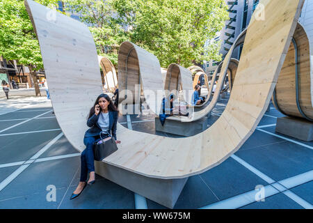 Broadgate, Londres, Royaume-Uni. 13Th Sep 2019. Veuillez vous asseoir par Paul Cocksedge. dans l'Avenue Finsbury Square. Construit à partir de planches d'échafaudage recyclé, réutilisé en utilisant la technologie innovatrice d'Essex-basée flooring company White & White, l'ensemble de la structure peut être brisé et transformé en quelque chose de complètement différent après le festival, donc rien ne sera perdu - London Design Festival revient dans la capitale pour sa 17e année. Crédit : Guy Bell/Alamy Live News Banque D'Images