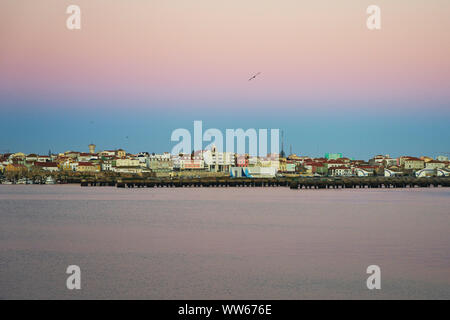 Peniche ville portuaire avec le matin, le lever du soleil avec ciel rose Banque D'Images