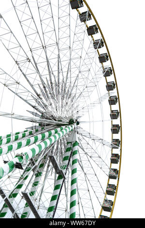 Grande roue avec gondola à worm's eye view in front of white sky, cut out Banque D'Images