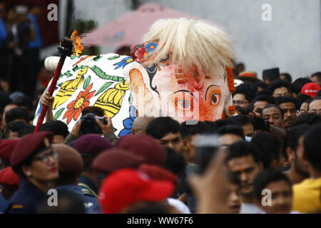 Katmandou, Népal. 13 Sep, 2019. Pulu Kisi appelé l'éléphant blanc effectue sur le jour principal d'Indra Jatra, fête célébrée en l'honneur de l'Indra, le Roi des cieux et Seigneur de la pluie et de récolte dans la région de Katmandou, Népal le vendredi 13 septembre, 2019. Credit : Skanda Gautam/ZUMA/Alamy Fil Live News Banque D'Images