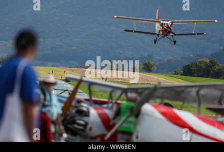 13 septembre 2019, Bade-Wurtemberg, Nürtingen : un Antonov AN-2 atterrit à l'Hahnweide sur le premier jour de l'Oldtimer-Fliegertreffen. La réunion d'aviation inspire encore et encore les amis de avions historiques de toute l'Europe et outre-mer. Photo : Christoph Schmidt/dpa Banque D'Images