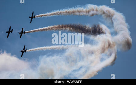 13 septembre 2019, Bade-Wurtemberg, Nürtingen : le premier jour de l'Oldtimer-Fliegertreffen à Hahnweide, des avions d'époque font leur ronde au-dessus de l'aérodrome. La réunion de l'aviation à l'Hahnweide inspire toujours les amis de avion historique de toute l'Europe et outre-mer. Photo : Christoph Schmidt/dpa Banque D'Images