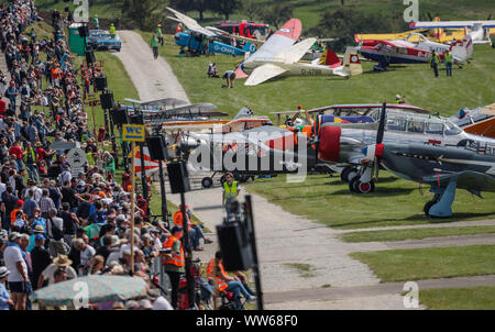 13 septembre 2019, Bade-Wurtemberg, Nürtingen : le premier jour de l'Oldtimer-Fliegertreffen à Hahnweide, les visiteurs affluent à l'avion sur l'écran. La réunion de l'aviation à l'Hahnweide inspire toujours les amis de avion historique de toute l'Europe et outre-mer. Photo : Christoph Schmidt/dpa Banque D'Images