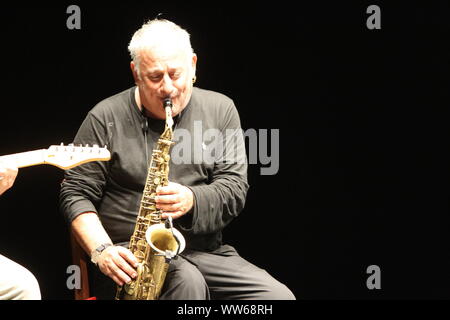 Napoli, Italie. Sep 12, 2019. Maurizio De Giovanni assister à son dernier livre intitulé "12 ROSE A SETTEMBRE'. Dans photo Marco Zurzolo, le saxophoniste (Photo par Salvatore Esposito/Pacific Press) Credit : Pacific Press Agency/Alamy Live News Banque D'Images