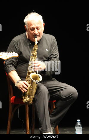 Napoli, Italie. Sep 12, 2019. Maurizio De Giovanni assister à son dernier livre intitulé "12 ROSE A SETTEMBRE'. Dans photo Marco Zurzolo, le saxophoniste (Photo par Salvatore Esposito/Pacific Press) Credit : Pacific Press Agency/Alamy Live News Banque D'Images