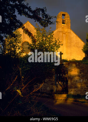 Ouest d'Llangyhafal doublé-nefs C 14e église, Nord du Pays de Galles, Royaume-Uni, sur terrain arboré entre deux ruelles escarpées sur le côté ouest de la Clwydian Hills. Banque D'Images