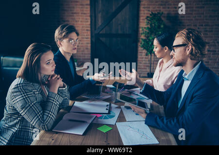 Quatre belles élégant chic élégant accent attrayant d'affaires graves experts requins rapport financier négociation plan de vente de l'économie de la croissance salariale Banque D'Images