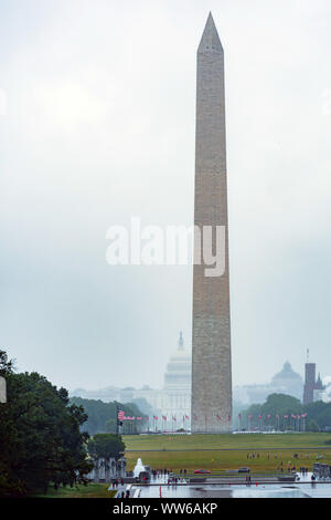 Washington DC, USA - 9 juin 2019 : Washington Monument sur le miroir d'eau en jour de pluie. Banque D'Images