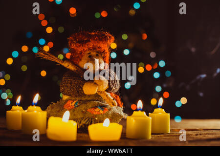 Vieille femme laide - Fortune Teller avec des bougies à Noël, de jouets faits à la main Banque D'Images