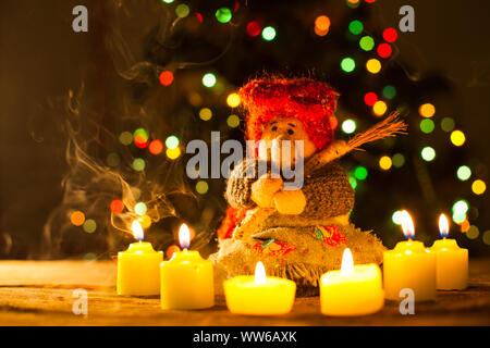 Vieille femme laide - Fortune Teller avec des bougies à Noël, de jouets faits à la main Banque D'Images