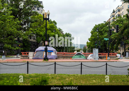 Washington DC, USA - 9 juin 2019 : les sans-abri tente dans la ville sur la promenade. Washington a un certain nombre de sans-abri qui dorment pis Banque D'Images