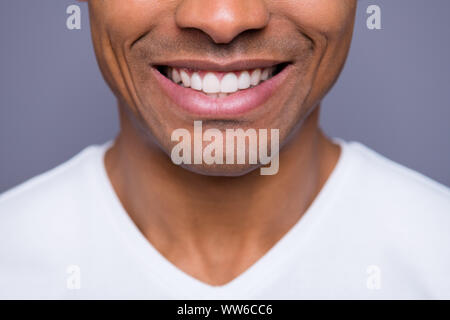 Close-up portrait portrait de sa belle il bien entretenu attrayant beau Gai gai guy wearing white shirt gris plus isolés des dents de transmission Banque D'Images