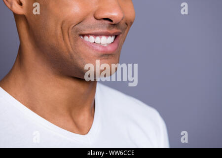 Close-up portrait portrait de profil Vue de côté son il beau beau bien entretenu cheerful attractive guy wearing white shirt violet gris plus isolés Banque D'Images