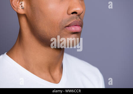 Close-up portrait portrait de profil Vue de côté son il beau beau beau soigné mec viril franc chemise blanche isolated over gray Banque D'Images