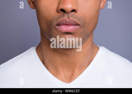 Close-up portrait portrait de belle belle belle candid soignée guy wearing white shirt menton rasé plus isolés violet gris pastel violet Banque D'Images