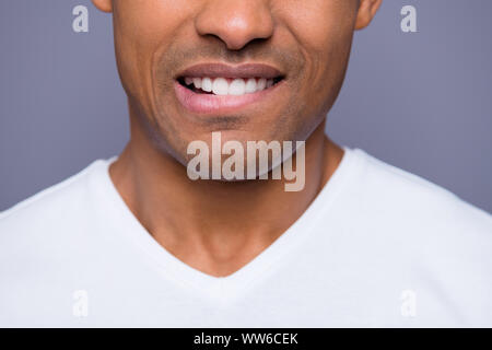 Close-up portrait portrait de sa belle il bien entretenu attrayant beau mec chemise blanche contenu dents rayonnant sur isolés violet gris Banque D'Images