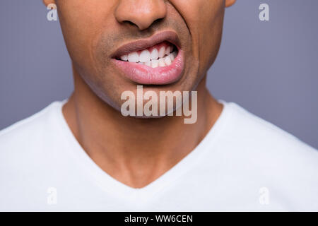 Close-up portrait portrait de sa belle il beau mal soignée attrayant crazy guy wearing white shirt dents sourire plus isolés violet gris Banque D'Images