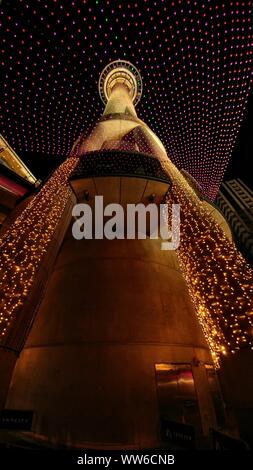 La nuit illuminée skytower dans Auckland, Nouvelle-Zélande Banque D'Images