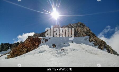 Le soleil brille sur la montagne enneigée en Nouvelle Zélande Banque D'Images