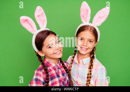 Close-up photo portrait de couple de joyeux positive heureux avec dents sourire pre teen girls holding scholl peint des œufs en chocolat looking at camera Banque D'Images