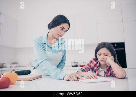 Portrait de deux beau mignon joli joli accent contrarié concentré ennuyer les gens fatigués maman mature fille aidant à faire la lumière dans les classes de cours Banque D'Images