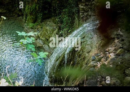 Excursion de trekking dans le froid et d'eaux cristallines de la chute d'Ghiaccioni Chianni, dans la municipalité de Castellina Marittima, Pise, Toscane Banque D'Images