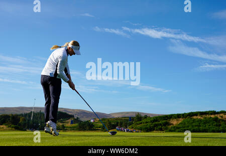 Auchterarder, Ecosse, Royaume-Uni. 13 septembre 2019. Vendredi Foresomes correspond à vendredi matin au 2019 Solheim Cup sur le cours du Centenaire à Gleneagles. Sur la photo ; Charley Hull de l'Europe sur la tees 2e trou. Iain Masterton/Alamy Live News Banque D'Images