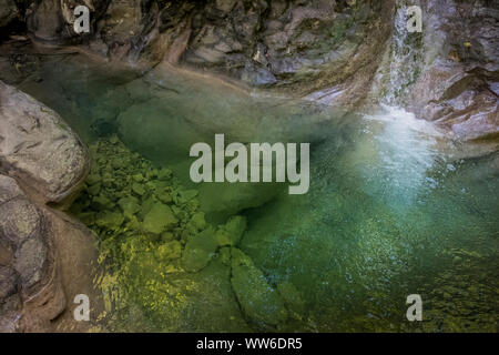 Excursion de trekking dans le froid et d'eaux cristallines de la chute d'Ghiaccioni Chianni, dans la municipalité de Castellina Marittima, Pise, Toscane Banque D'Images